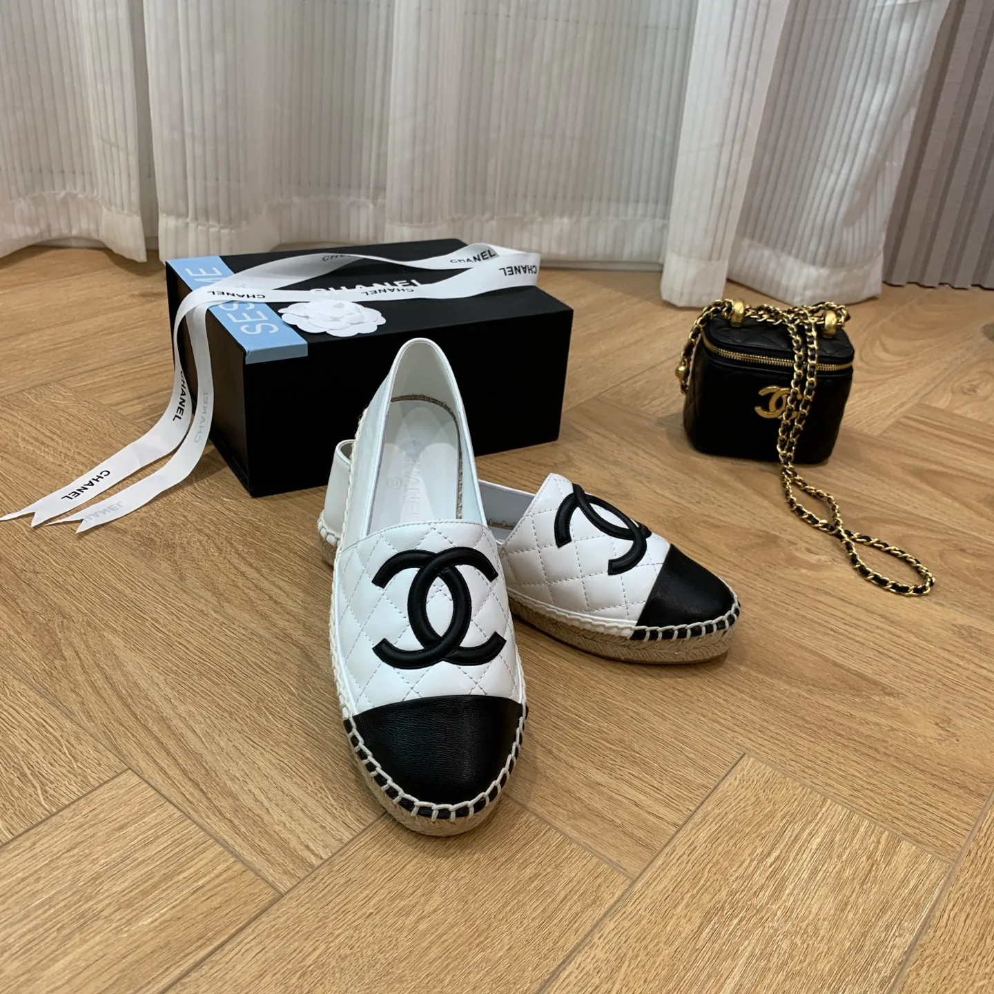 👟👟Ex-factory price 480👟👟 👑New colors are coming ✌️The new version of Chanel fisherman shoes is coming❗️Delivered in a complete set of top-notch packaging. The quality of my fisherman shoes has not been introduced much, everyone who has tried it knows it! The original customized upper, and my outsole is the original translucent outsole, the opaque outsole is the wrong version, full set of authentic packaging ❗️ size: 35-40, running price